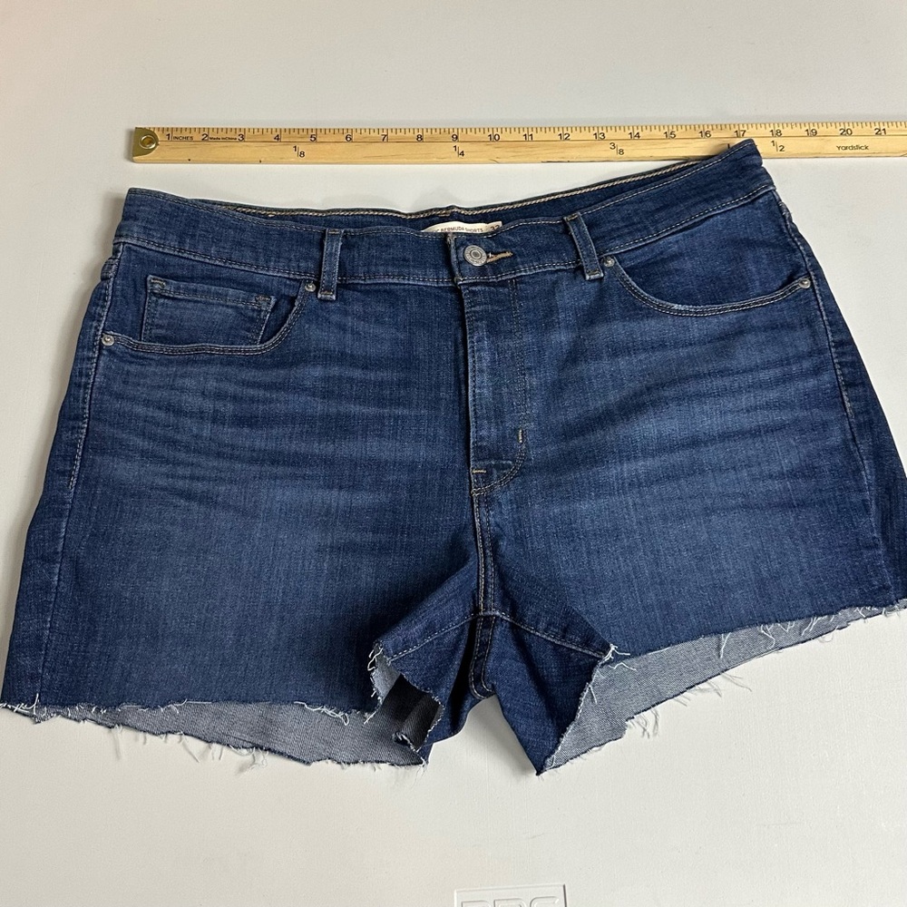 Levi’s Women’s Classic Bermuda Cutoff Denim Shorts High Rise Medium Wash Size 32 - Picture 6 of 10